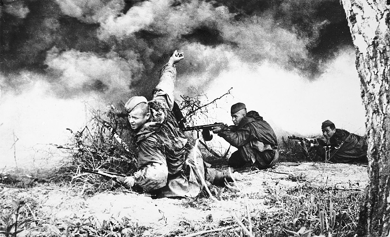 Жажда подвигов. Бои в Великую отечественную войну 1941. Советский солдат в атаке второй мировой.