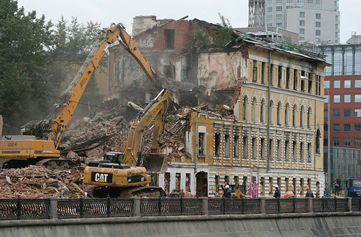 Высотный демонтаж снести дом. В Москве сносят исторические здания. Разрушение исторического здания. Демонтаж зданий. Демонтаж исторического здания.