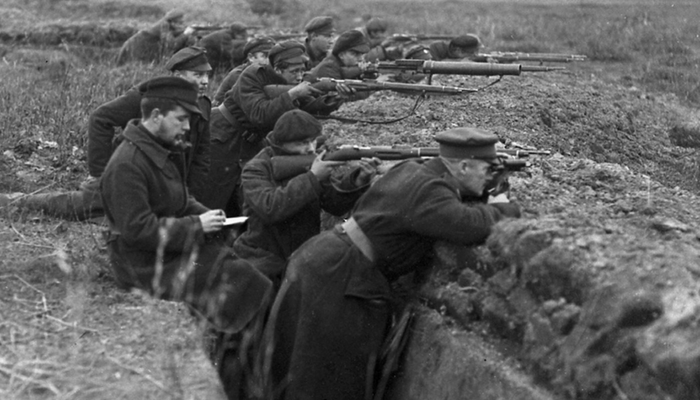 Ждут нападения. Русский солдат 1 мировой войны в окопе.