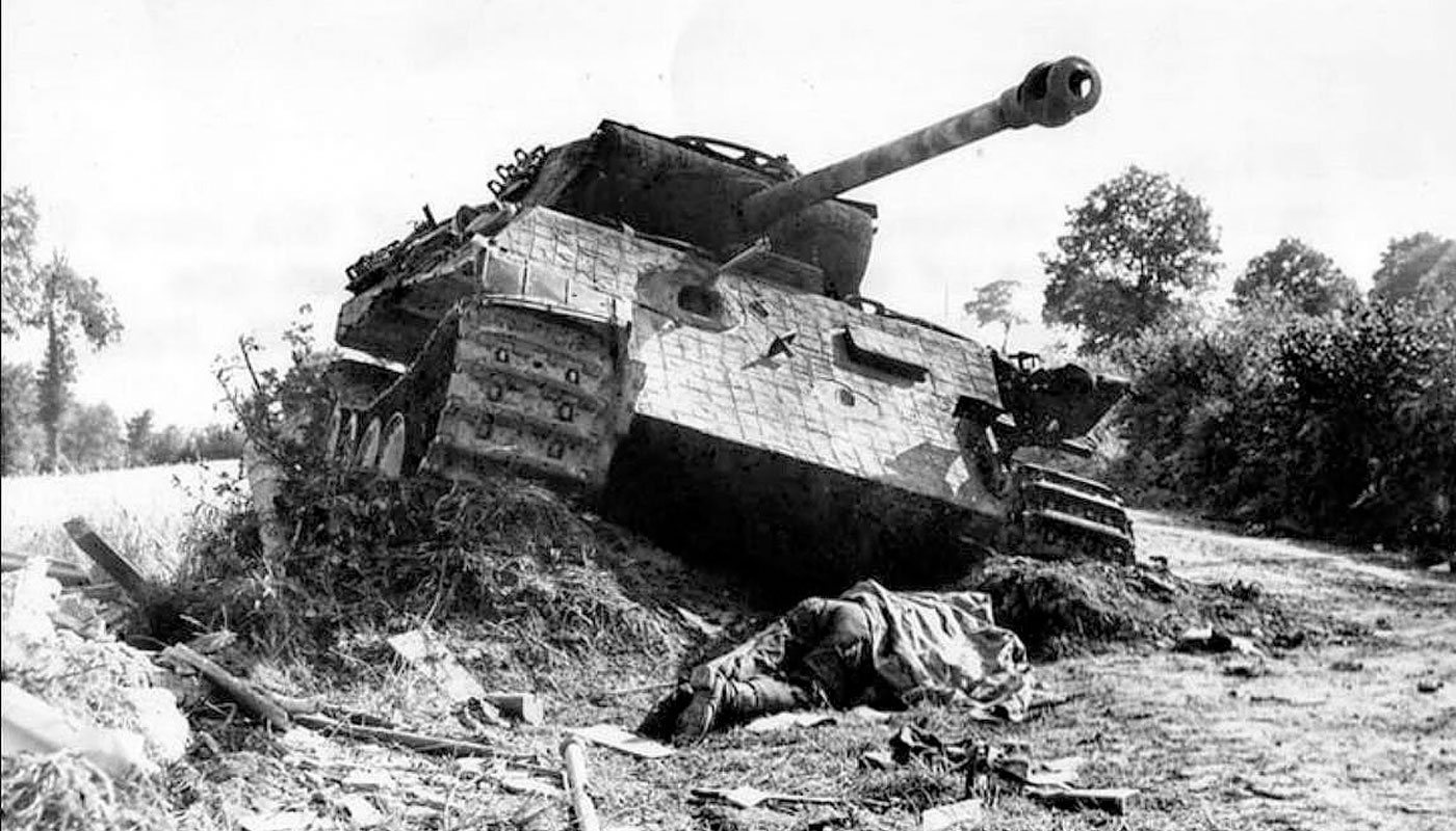 Потери немецких танков. Подбитый танк пантера. Подбитый танк тигр 2.